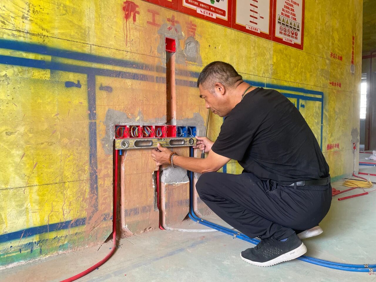 金九銀十裝修季｜南京紅牛裝飾工程總監(jiān)：工地巡檢無(wú)小事，嚴(yán)苛落實(shí)工藝標(biāo)準(zhǔn)！