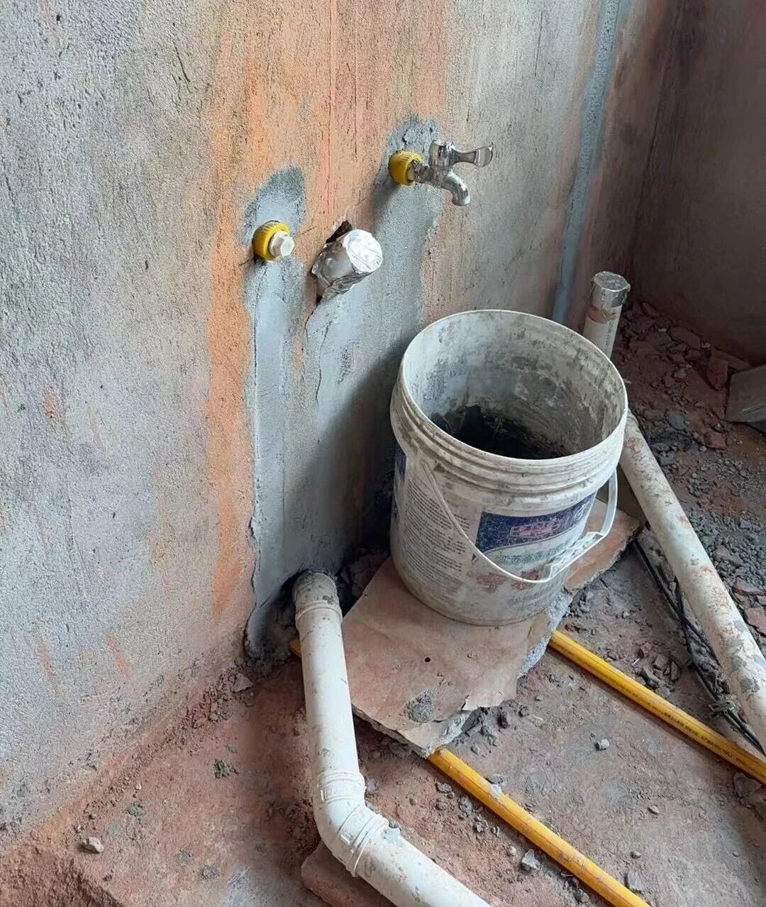 差別真的太大了！南京紅牛裝飾標(biāo)準(zhǔn)化水電工藝vs非正規(guī)／熟人施工隊的水電工藝！01