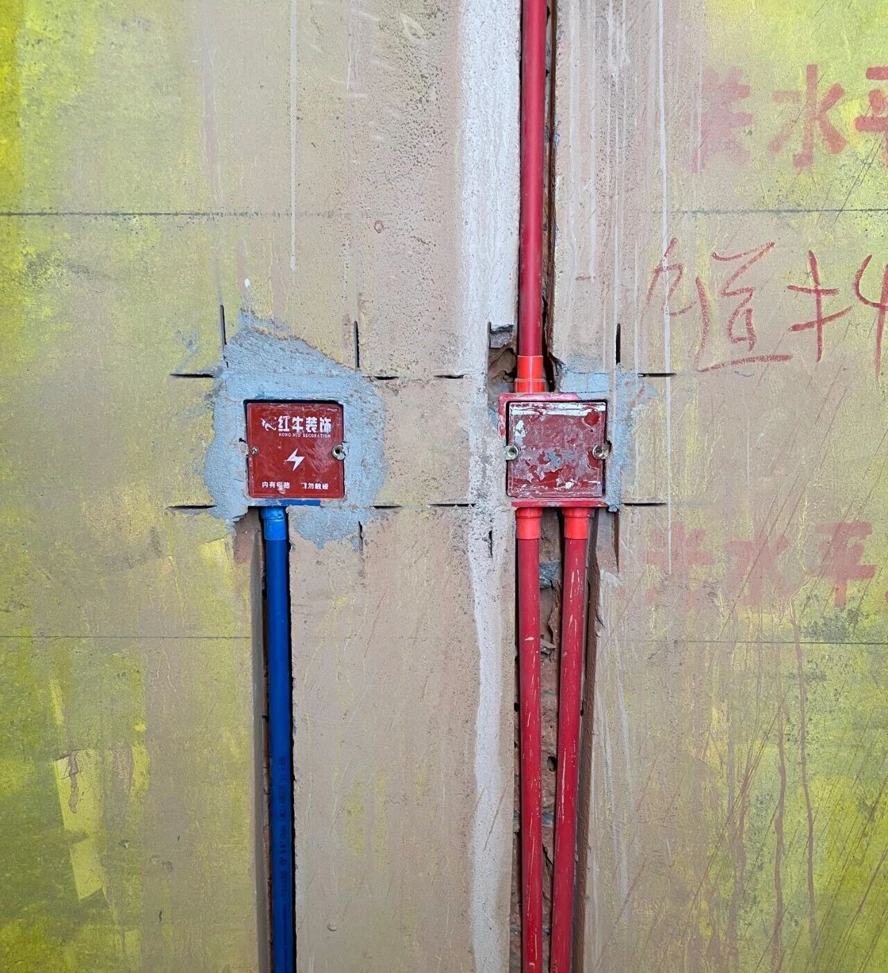 差別真的太大了！南京紅牛裝飾標(biāo)準(zhǔn)化水電工藝vs非正規(guī)／熟人施工隊的水電工藝！06