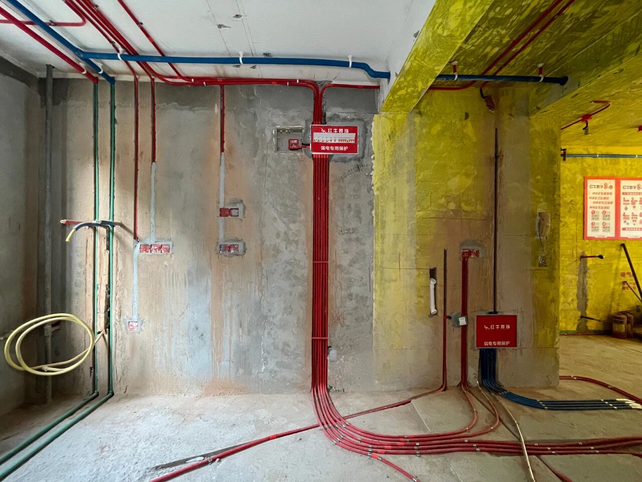 差別真的太大了！南京紅牛裝飾標(biāo)準(zhǔn)化水電工藝vs非正規(guī)／熟人施工隊的水電工藝！13